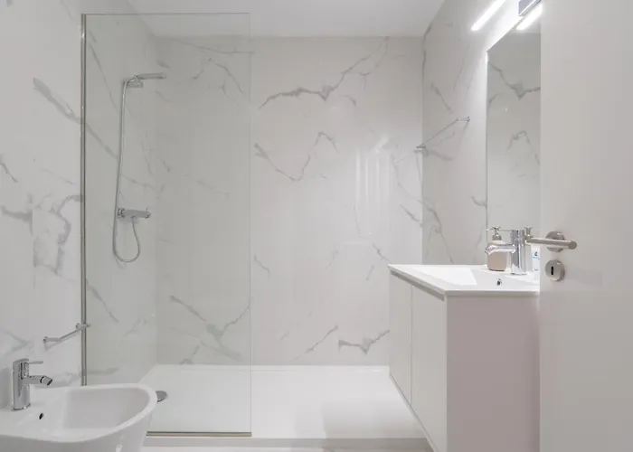 Host Wise - Bright & Contemporary Flat - Ace Location