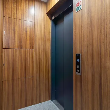 Host Wise - Bright & Contemporary Flat - Ace Location Apartment *
