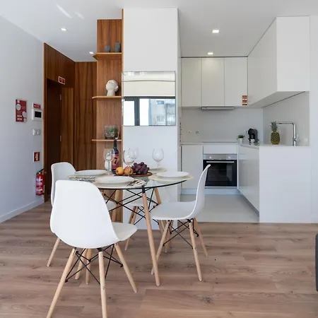 Host Wise - Bright & Contemporary Flat - Ace Location * Oporto