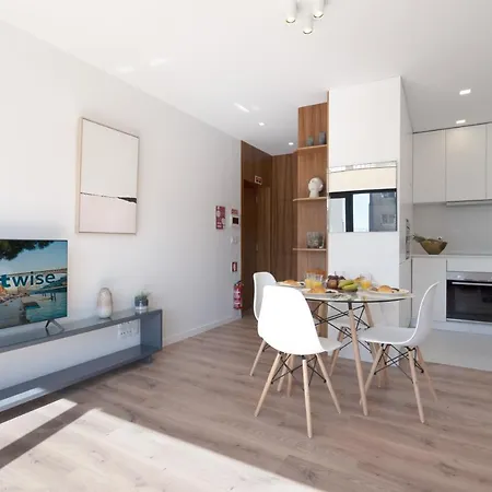 Host Wise - Bright & Contemporary Flat - Ace Location Oporto