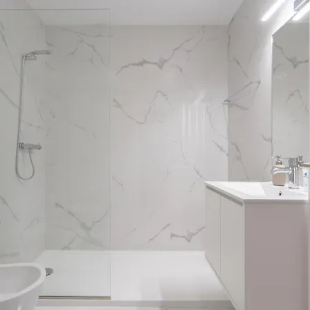 Host Wise - Bright & Contemporary Flat - Ace Location