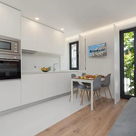 Host Wise - Bright & Contemporary Flat - Ace Location Apartment *