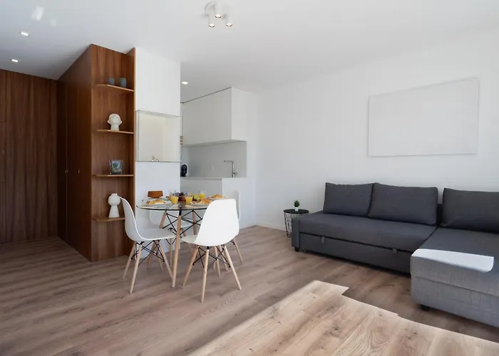 Host Wise - Bright & Contemporary Flat - Ace Location