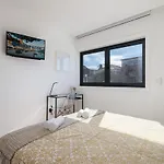 Host Wise - Bright & Contemporary Flat - Ace Location Oporto