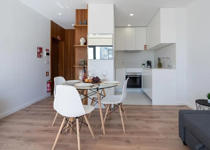 Host Wise - Bright & Contemporary Flat - Ace Location * Oporto
